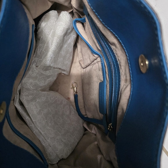 Michael Kors Vibrant Blue Shoulder Bag with Gold Details - Picture 7 of 7